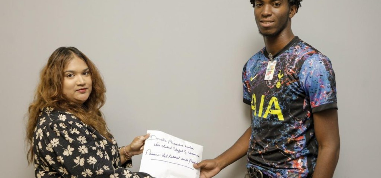 President Santokhi komt in met middelen voor pacemaker jonge Surinamer