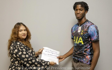 President Santokhi komt in met middelen voor pacemaker jonge Surinamer