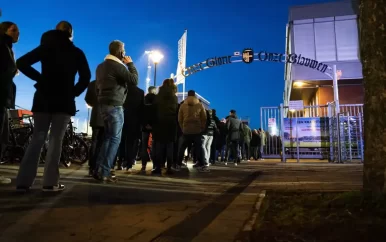 Duel stuntploeg Spakenburg met PSV bijna uitverkocht: ‘Wordt een blauwe zee’