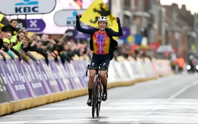 Zwitserse Reusser wint chaotische Gent-Wevelgem ondanks verkeerde afslag