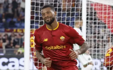 Wijnaldum maakt op fraaie wijze eerste goal voor Roma bij verlies in spektakelstuk