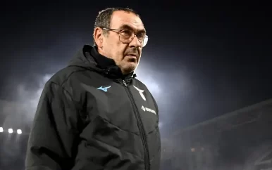 Lazio-trainer Sarri heeft geen goed woord over voor ‘onacceptabel’ veld bij AZ