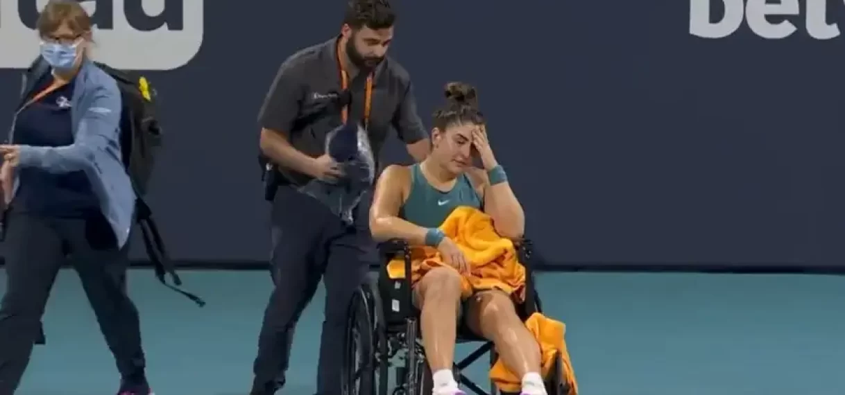 Andreescu schreeuwt het uit van de pijn in Miami en verlaat toernooi in rolstoel