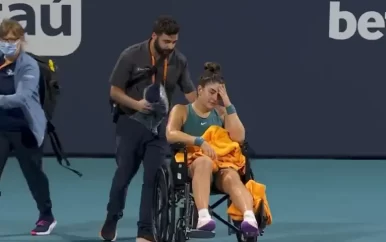 Andreescu schreeuwt het uit van de pijn in Miami en verlaat toernooi in rolstoel