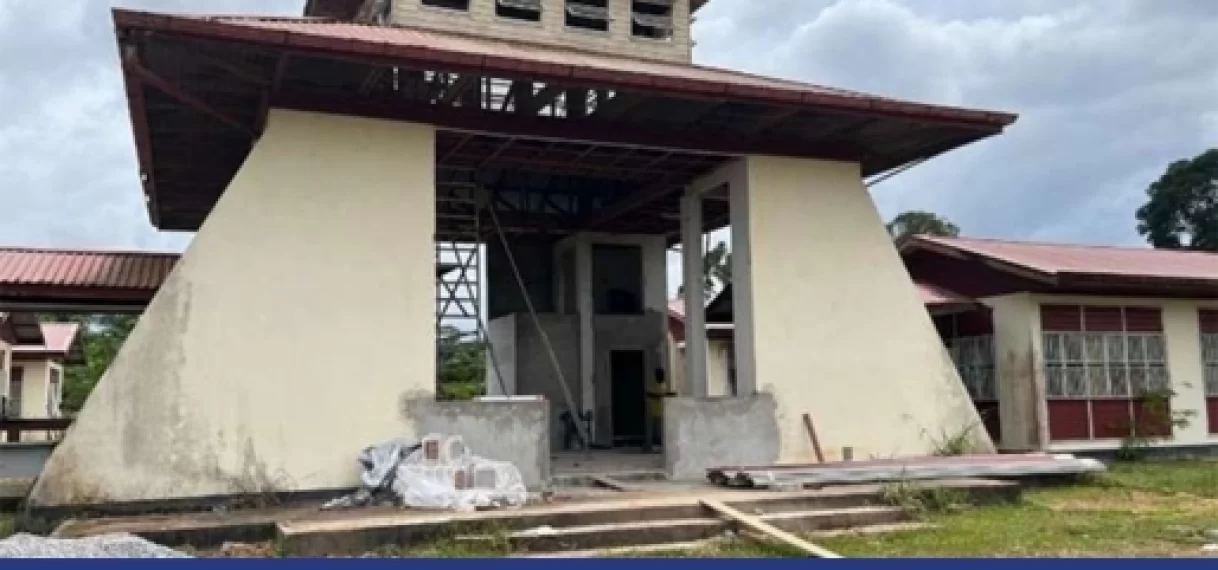 Newmont Suriname ondersteunt renovatie Multifunctioneel Centrum te Snesikondre