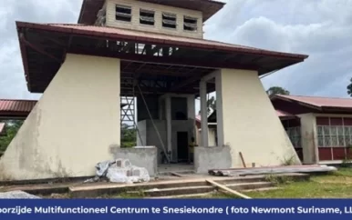 Newmont Suriname ondersteunt renovatie Multifunctioneel Centrum te Snesikondre