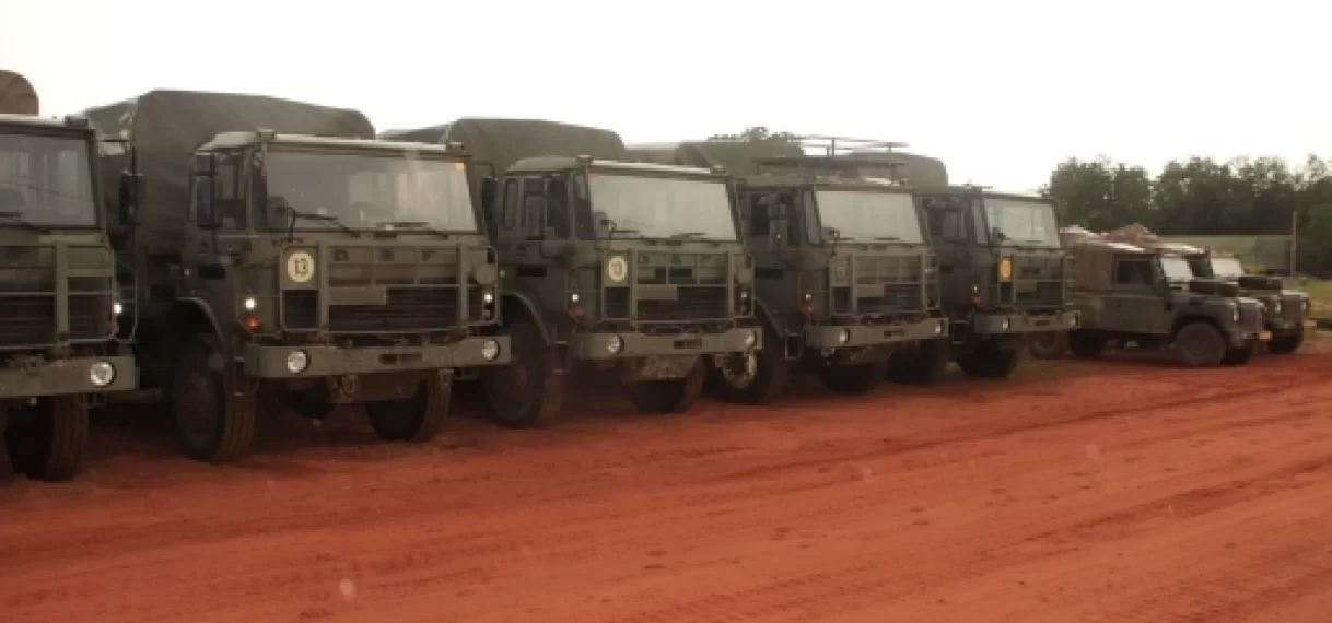 Nederlandse defensie schenkt 7 4-tonner trucks aan Nationaal Leger