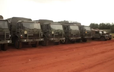 Nederlandse defensie schenkt 7 4-tonner trucks aan Nationaal Leger