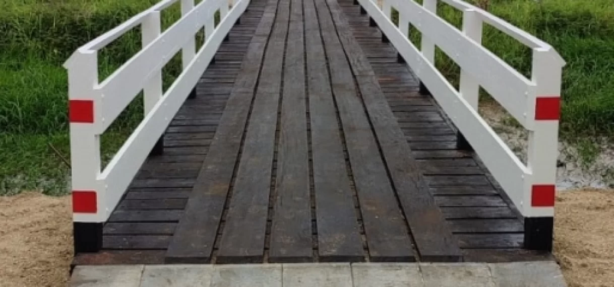 Gerenoveerde loopbrug nabij OS Houttuin 1 heropend