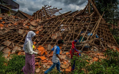 Aardverschuiving Indonesië eist minstens 30 levens