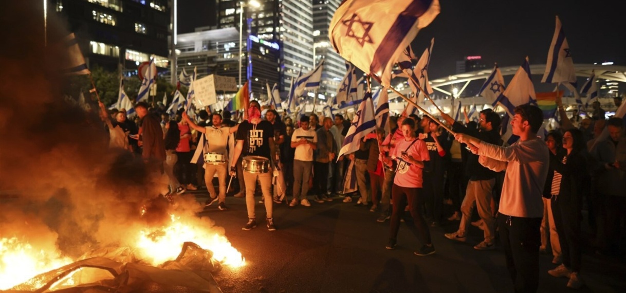 Grote onrust in Jeruzalem, duizenden demonstranten bij woning Netanyahu