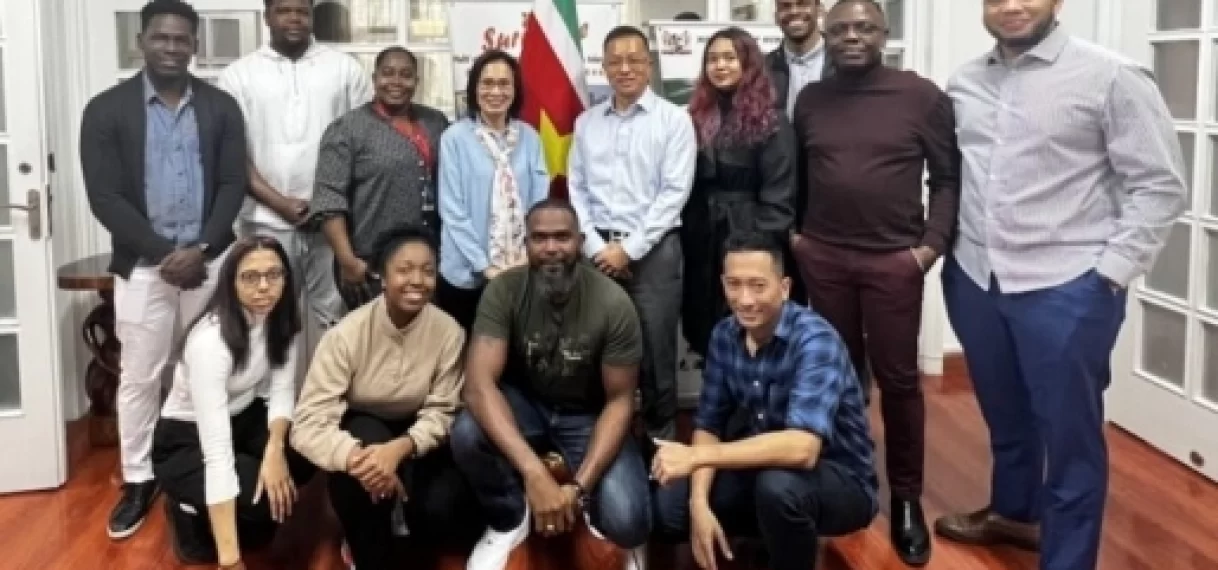 Ambassadeur Ho-Chong ontvangt Surinaamse diaspora en bursalen in China voor kennismakingsbezoek