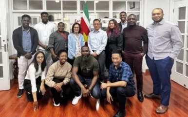 Ambassadeur Ho-Chong ontvangt Surinaamse diaspora en bursalen in China voor kennismakingsbezoek