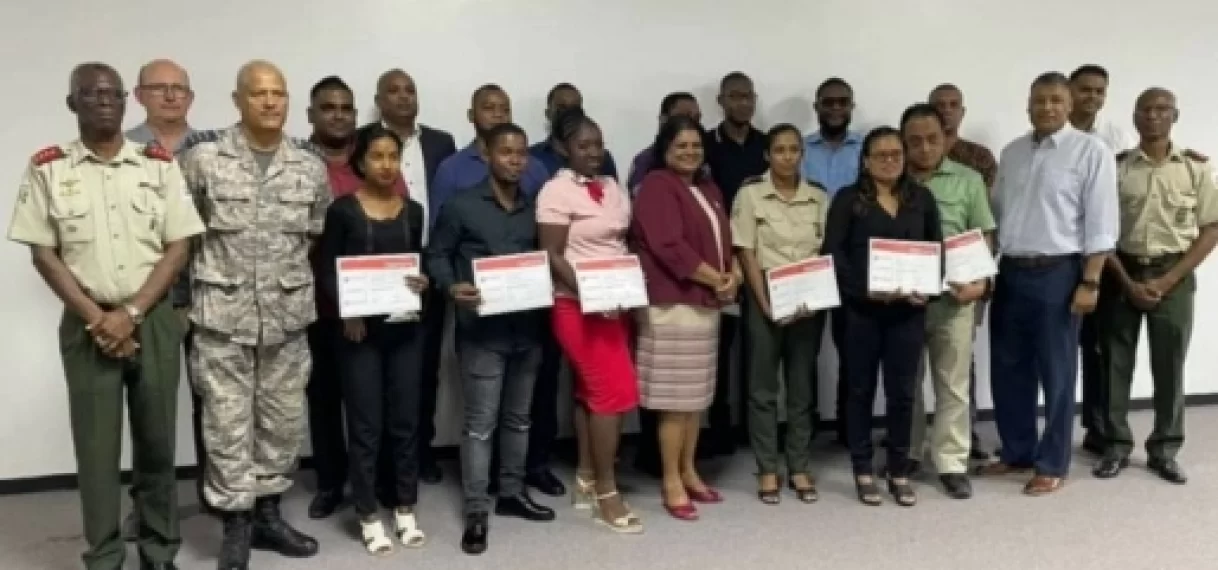 Dertien cursisten ronden Cyber Analist Training van Defensie succesvol af
