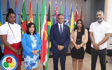 Ambassadeur Guyana en minister Kuldipsingh kijken naar gezamenlijke business mogelijkheden