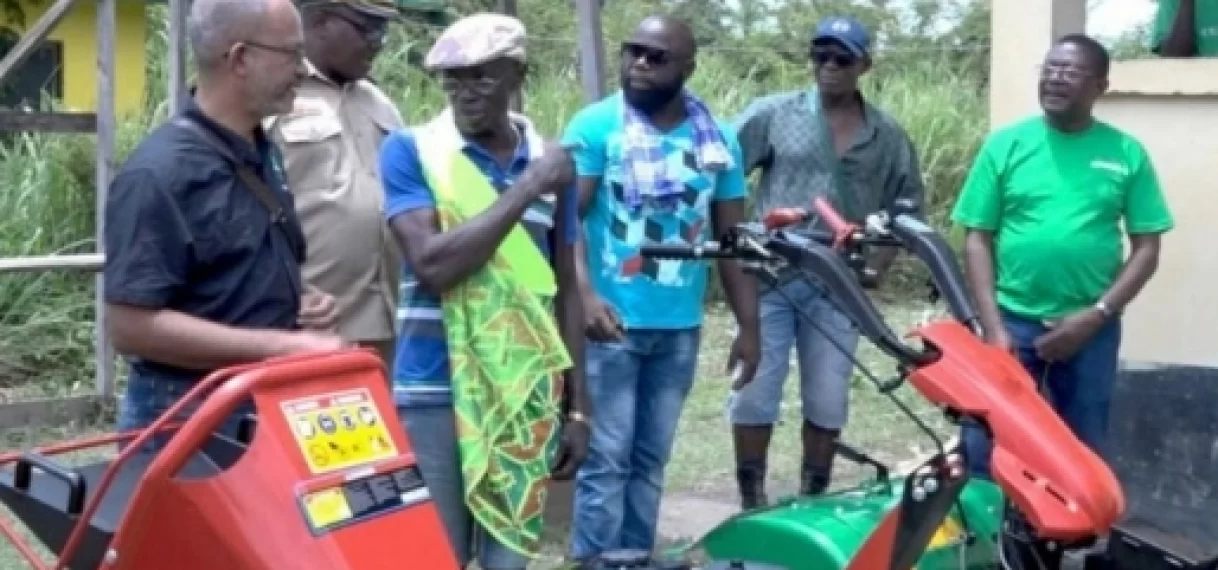 Kapitein Armand Bannafoo ontvangt bewijs coordinator equipment beheer