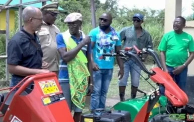 Kapitein Armand Bannafoo ontvangt bewijs coordinator equipment beheer