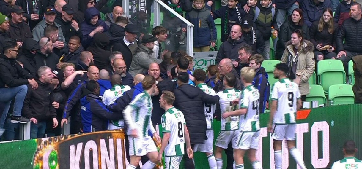 Hooligan FC Groningen slaat eigen speler, wedstrijd kort stilgelegd