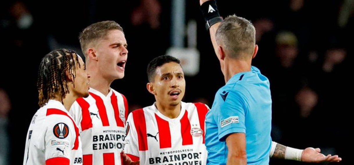 Mauro Júnior twee duels geschorst voor tirade richting arbiter bij PSV-Sevilla