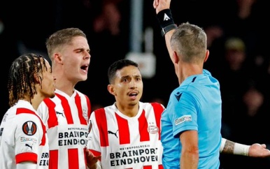 Mauro Júnior twee duels geschorst voor tirade richting arbiter bij PSV-Sevilla