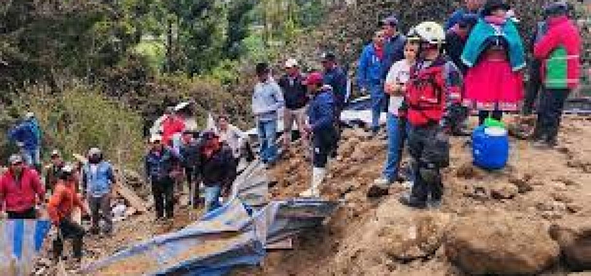 Hulpverleners zoeken overlevenden na aardverschuiving in Ecuador