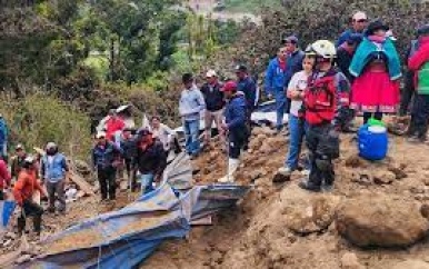 Hulpverleners zoeken overlevenden na aardverschuiving in Ecuador