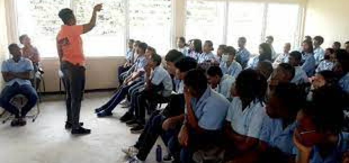 Narcotica Brigade KPS informeert scholieren over drugs en drugsgebruik