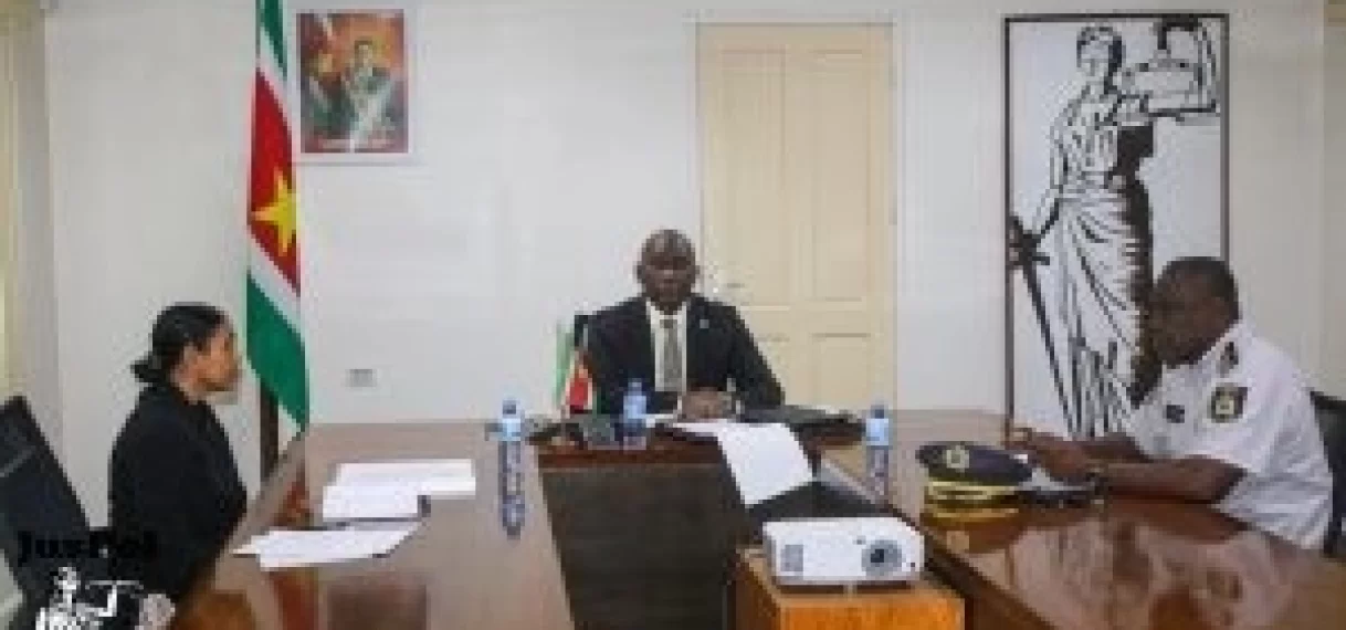 Driehoeksoverleg minister Amoksi, waarnemend pg en waarnemend korpschef