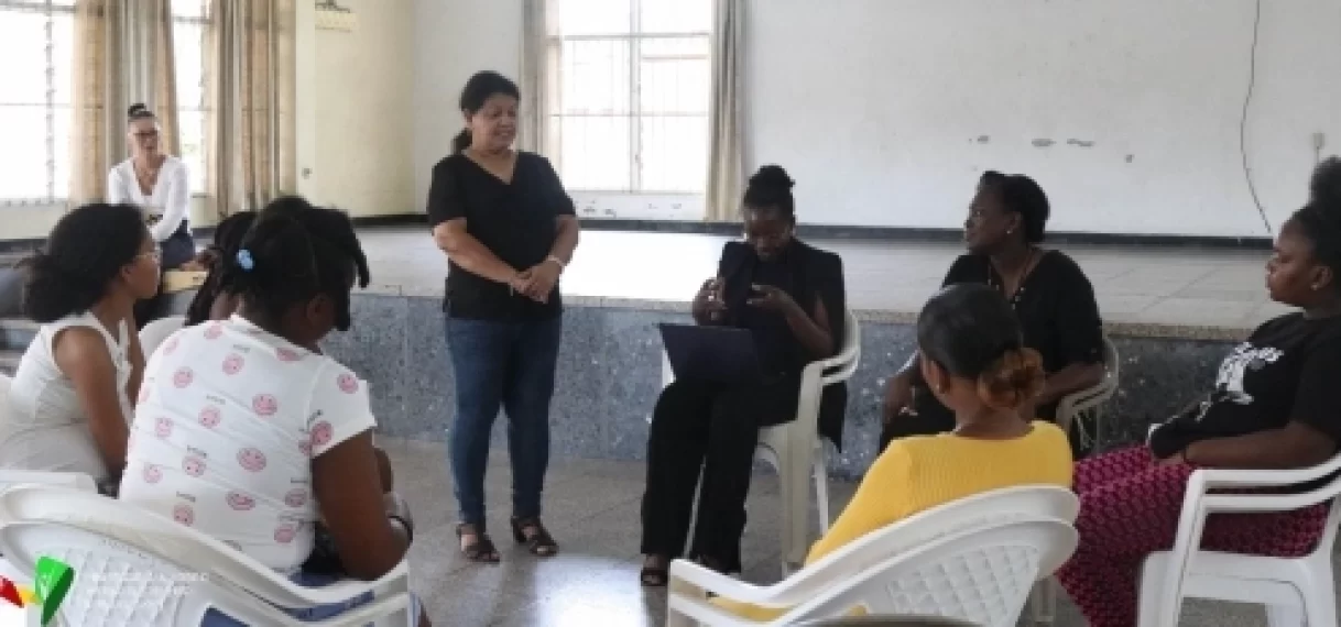 Schoolgaande tienermoeders in Paramaribo-Centrum krijgen inzicht in opvoedingsvaardigheden