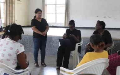 Schoolgaande tienermoeders in Paramaribo-Centrum krijgen inzicht in opvoedingsvaardigheden