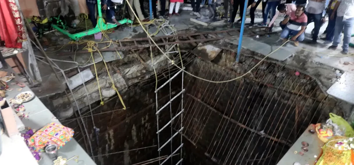 Gelovigen vallen in waterput in hindoeïstische tempel India: 35 doden