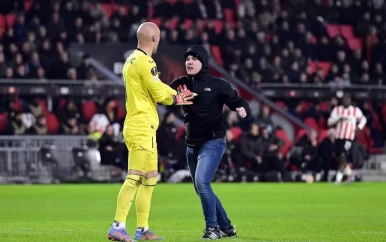 PSV krijgt boete van 20.000 euro voor aanval fan op Sevilla-doelman