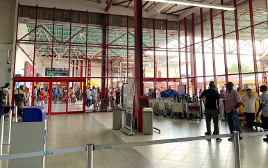 Vertrekkende passagier staande gehouden door Automatische Nummerplaten Registratie Systeem