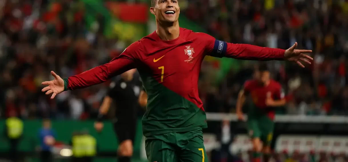 Ronaldo luistert recordwedstrijd voor Portugal op met prachtgoal en rake penalty