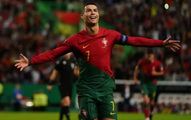 Ronaldo luistert recordwedstrijd voor Portugal op met prachtgoal en rake penalty