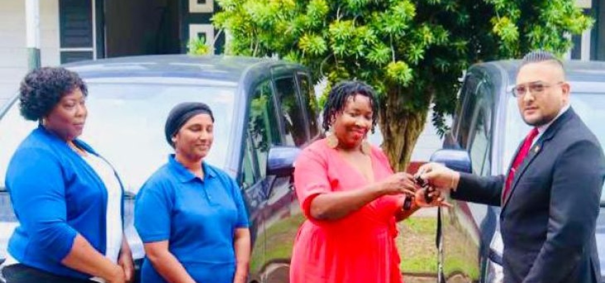 Minister Ramsaran overhandigt voertuigen aan Maatschappelijke Dienst