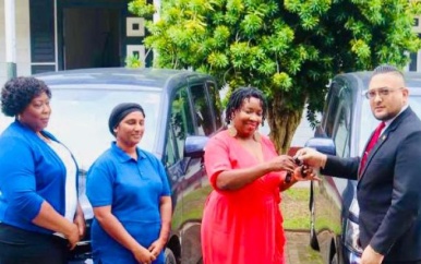 Minister Ramsaran overhandigt voertuigen aan Maatschappelijke Dienst