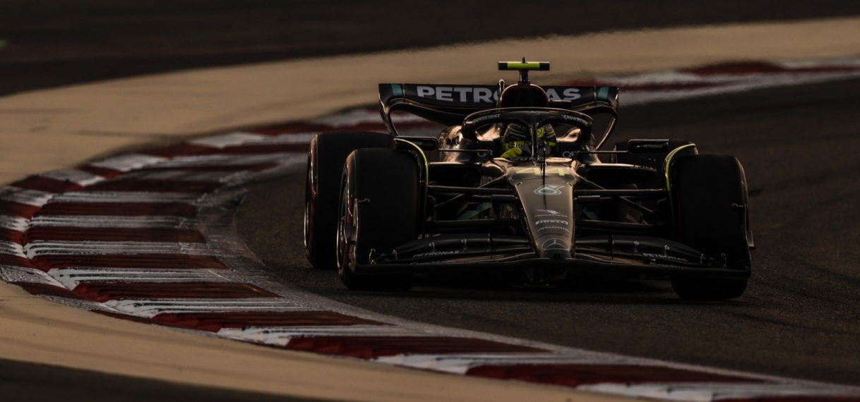 Hamilton verliest eerste race van het nieuwe seizoen. “Mercedes luisterd niet”.