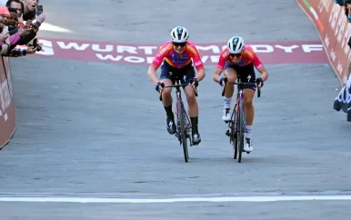 Vollering wordt in finale Strade Bianche gehinderd door paard, maar wint wel