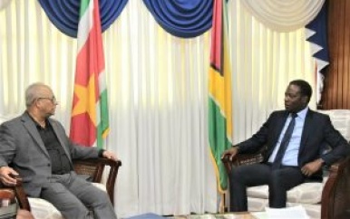 Minister Ramdin bespreekt bilaterale betrekkingen met Guyanese counterpart