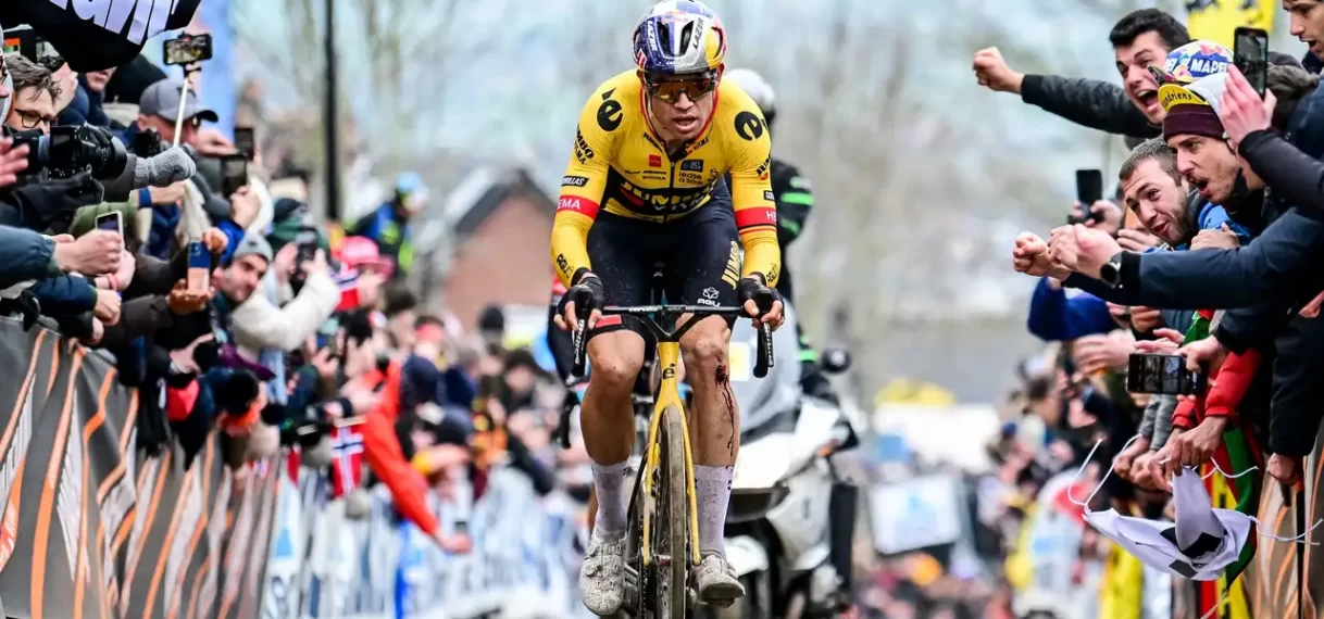 Van Aert werd verrast door ‘bom’ Van der Poel in Ronde van Vlaanderen