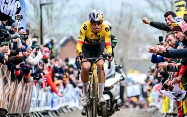 Van Aert werd verrast door ‘bom’ Van der Poel in Ronde van Vlaanderen