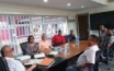 Minister Sewdien en visserscollectief wisselen van gedachten