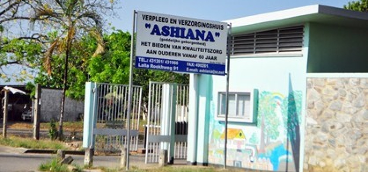 Minister Ramsaran informeert personeel Huize Ashiana over toelagen