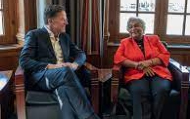 Historicus Cynthia McLeod  ontvangen door Nederlandse premier Rutte