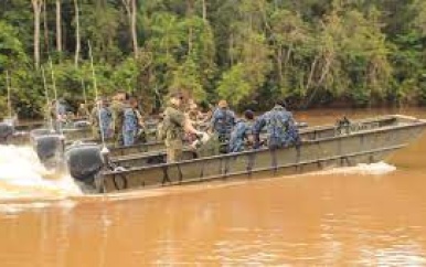 Surinaamse militairen maken kennis met Nederlandse procedures bij riverine operaties