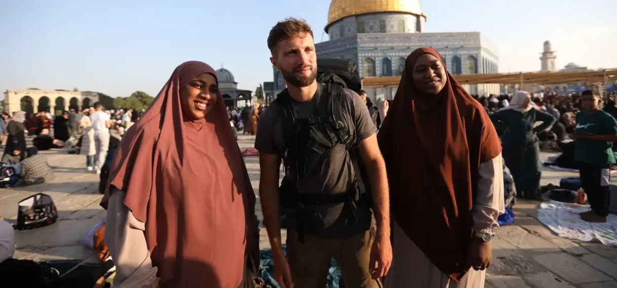 Franse moslim wandelt van Frankrijk naar de Al Aqsamoskee in Jeruzalem