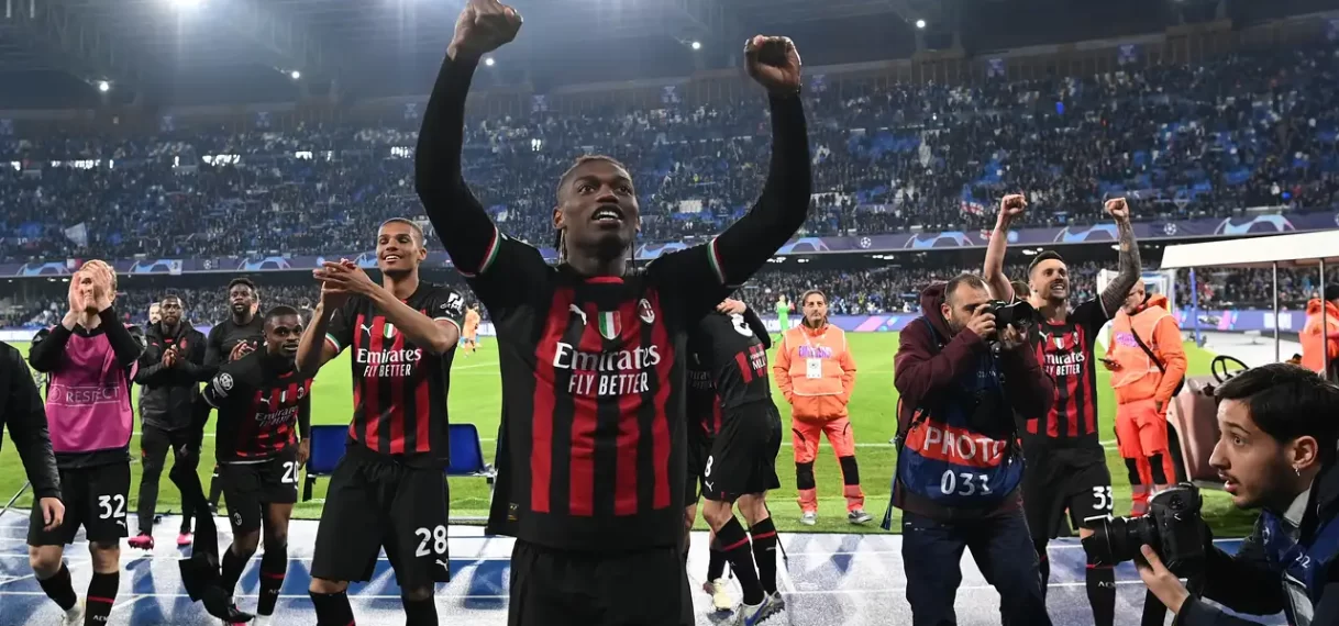 Leão neemt AC Milan à la Gullit bij de hand in Napels: ‘We blijven dromen’