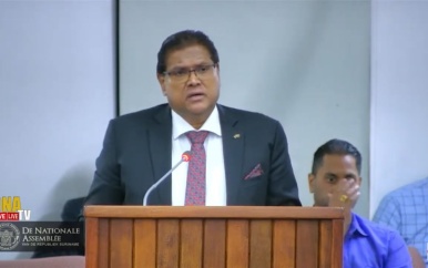 President Santokhi beantwoord vragen hoogste college van Staat