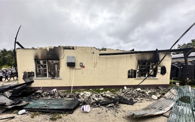 UPDATE: Politie: brand schoolgebouw Guyana aangestoken door boze leerling